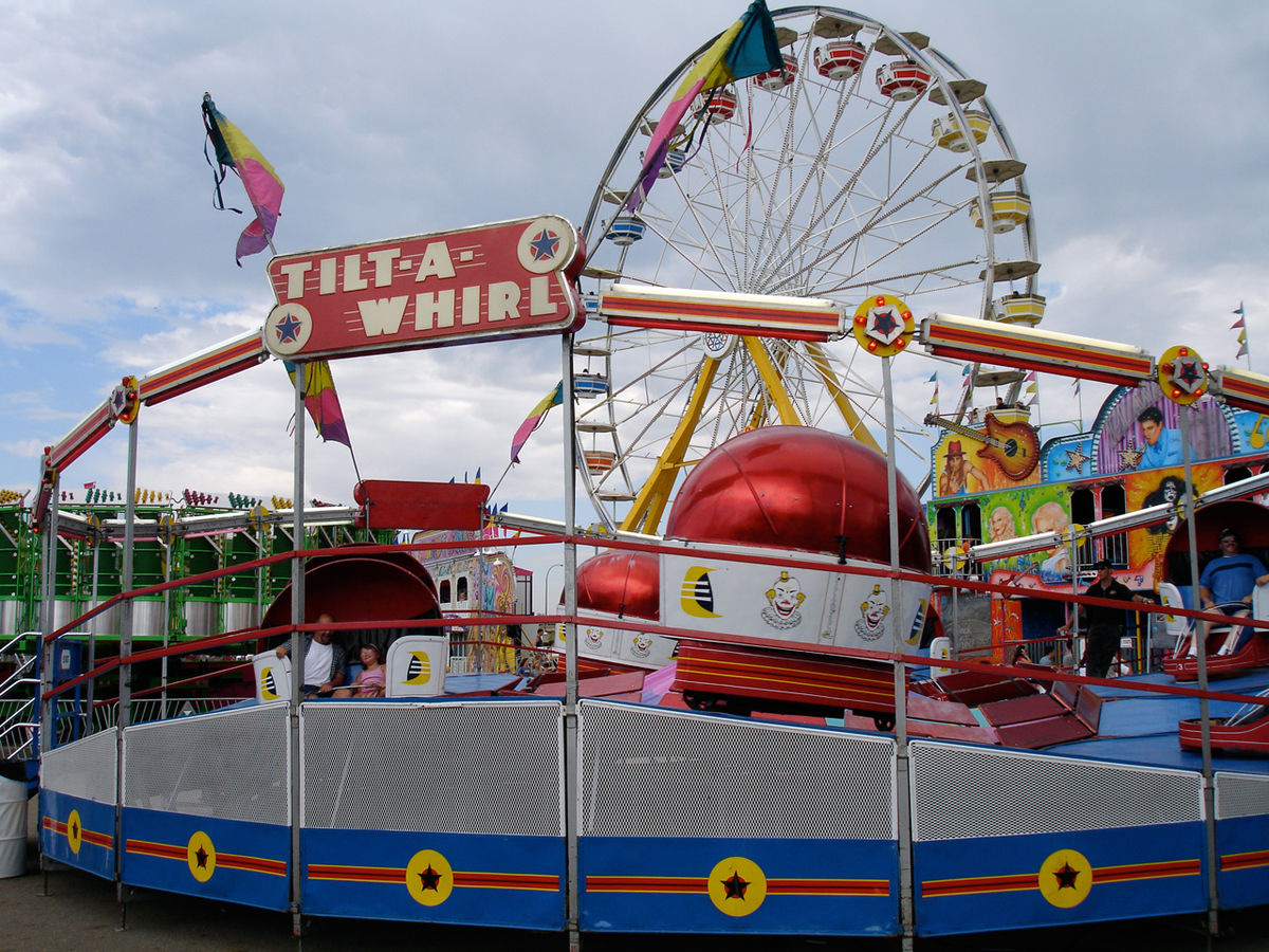 1200px-Tilt-A-Whirl_in_Saskatchewan