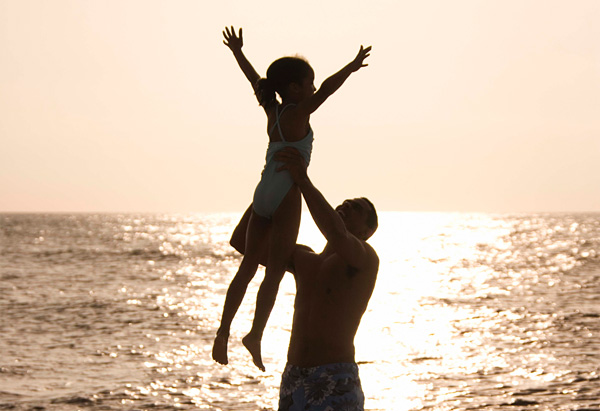 20100701-father-lifting-daughter-600x411