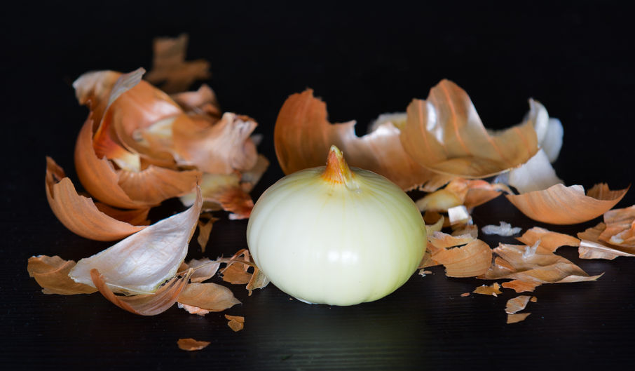 Обелката-от-лук-и-защо-не-бива-да-я-изхвърляте-в-боклука